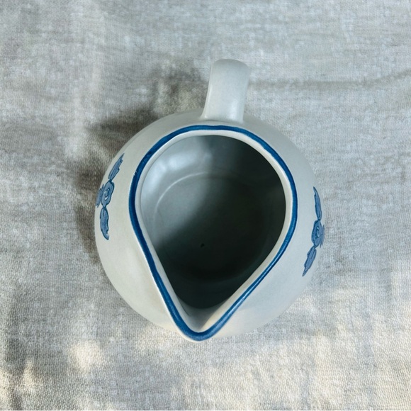 Pfaltzgraff Small cottage Pitcher/Gravy Boat or Creamer Yorktowne Blue Pattern - Picture 4 of 6